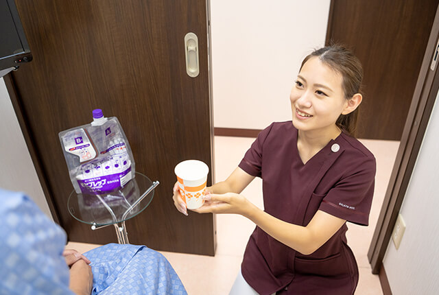 患者に鎮静剤を渡す医療スタッフ